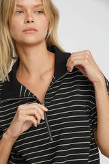 Sudadera de manga corta con media cremallera y rayas de Umgee 