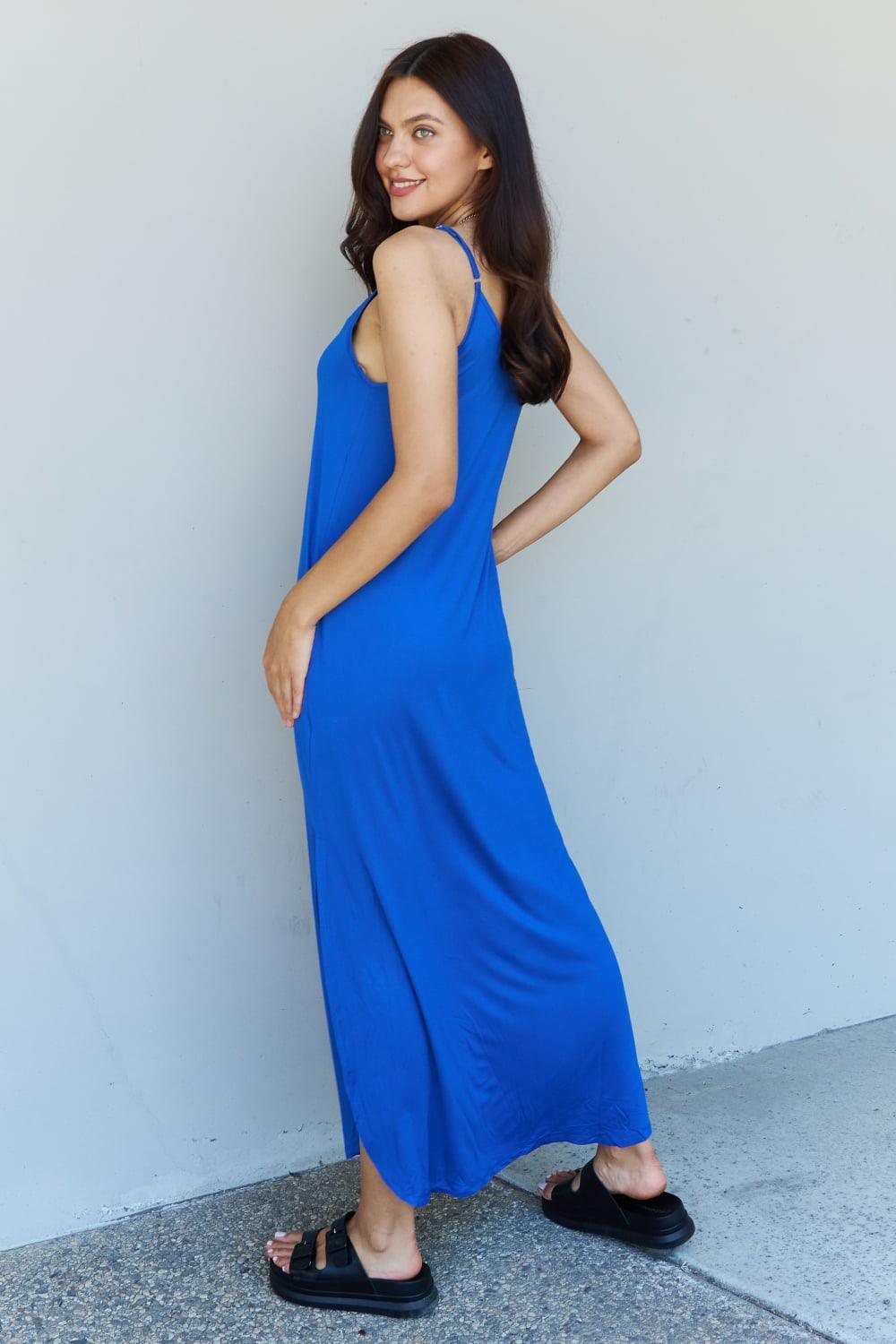 Vestido largo con abertura lateral y camisola de tamaño completo Good Energy de Ninexis en azul real