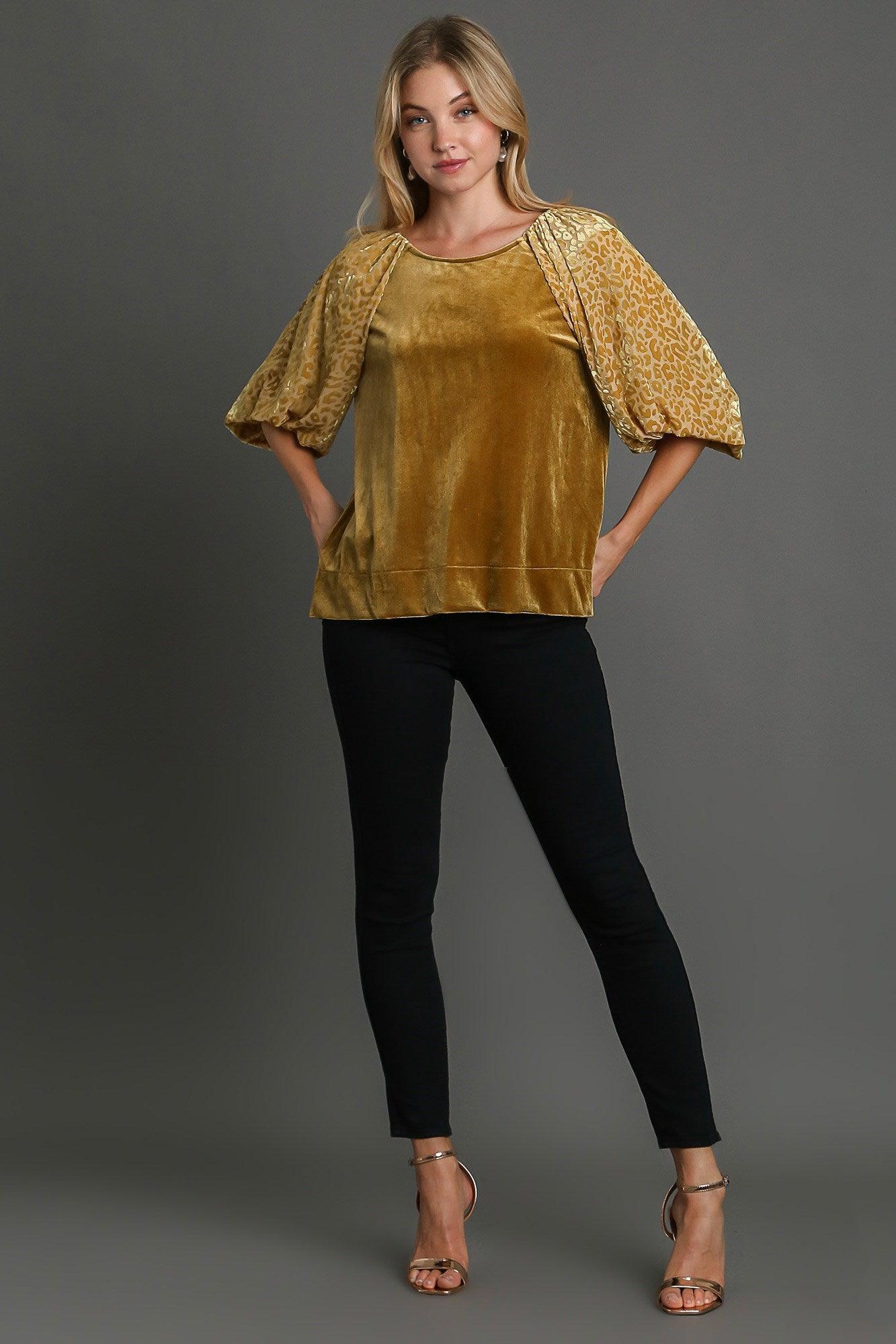 Blusa de terciopelo con mangas abullonadas y cuello redondo de leopardo de Umgee