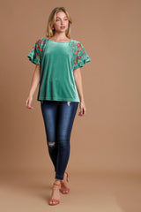 Blusa de manga corta con bordado de terciopelo Umgee