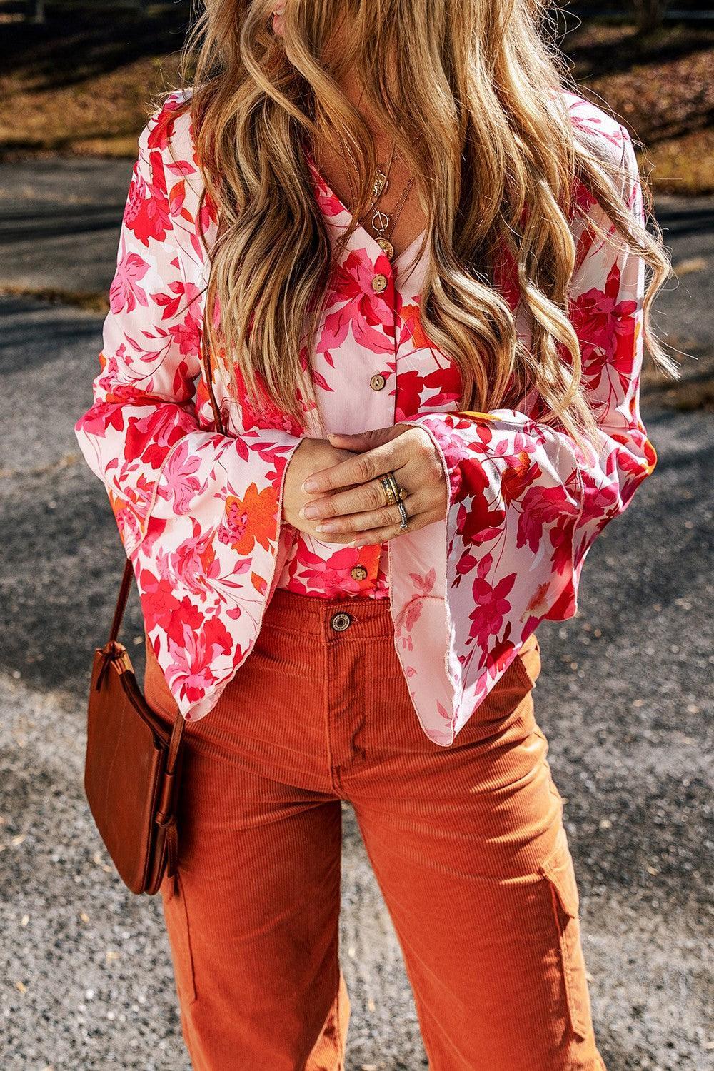 Body con escote en V y botones y mangas acampanadas con estampado floral