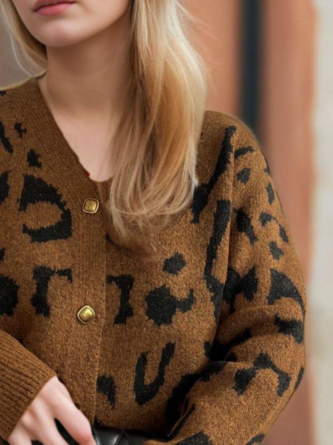 Cárdigan con cuello en V y botones de leopardo