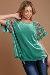 Blusa de manga corta con bordado de terciopelo Umgee