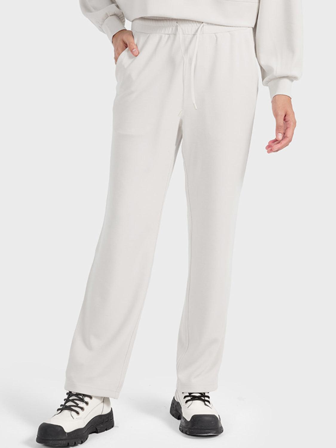 Pantalones deportivos con bolsillos y cordón