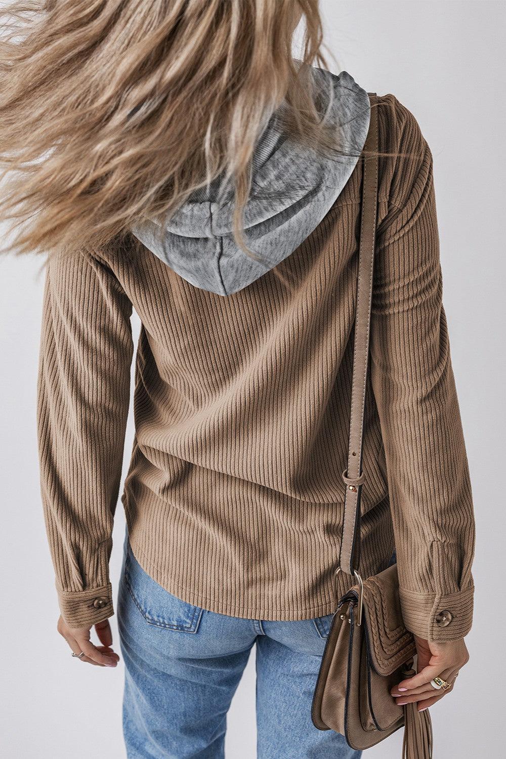 Chaqueta con capucha y manga larga con botones y cordón