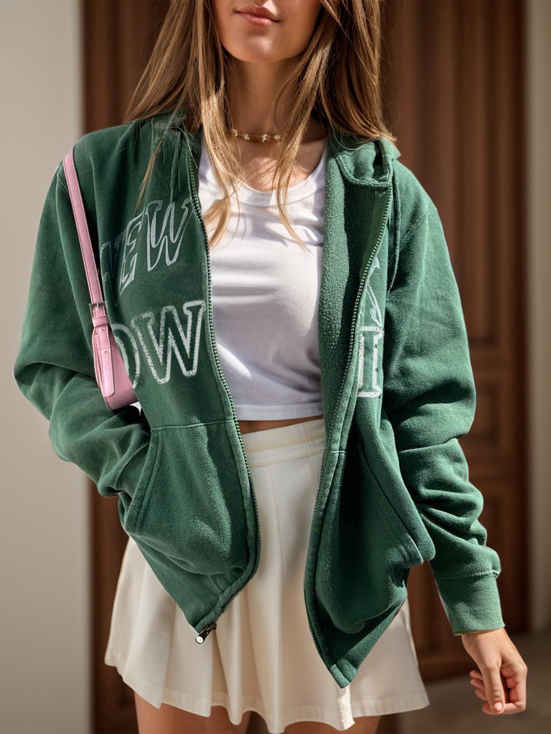 Chaqueta con capucha y manga larga con cremallera y estampado de letras