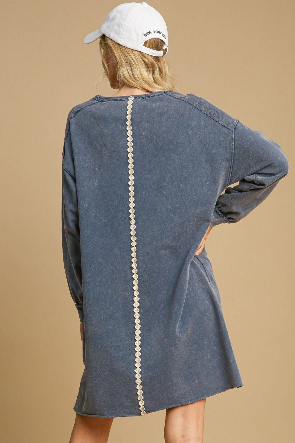 Vestido corto de felpa francesa con dobladillo deshilachado y apliques de encaje Peace de Umgee