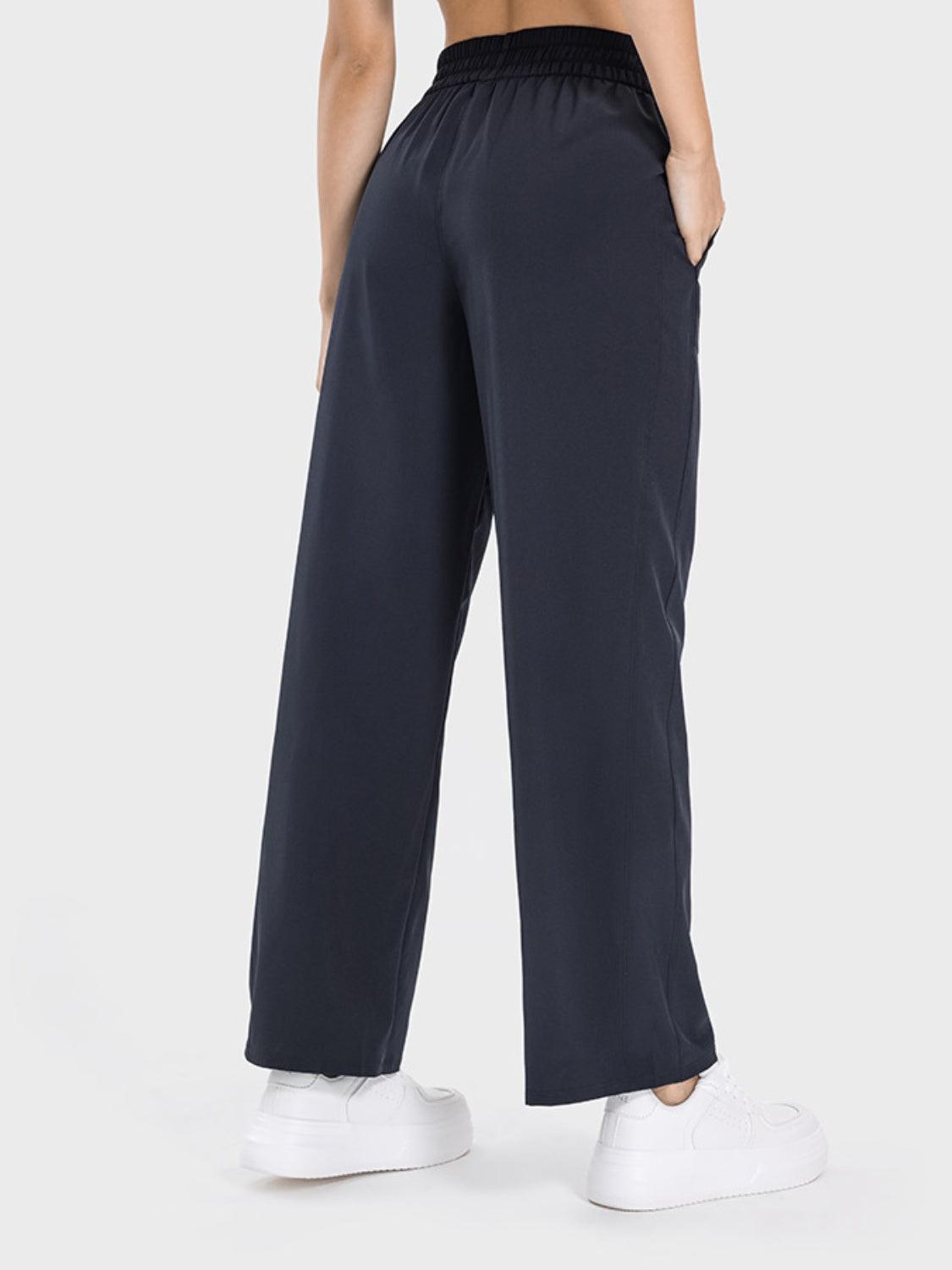 Pantalones deportivos con bolsillos y cordón