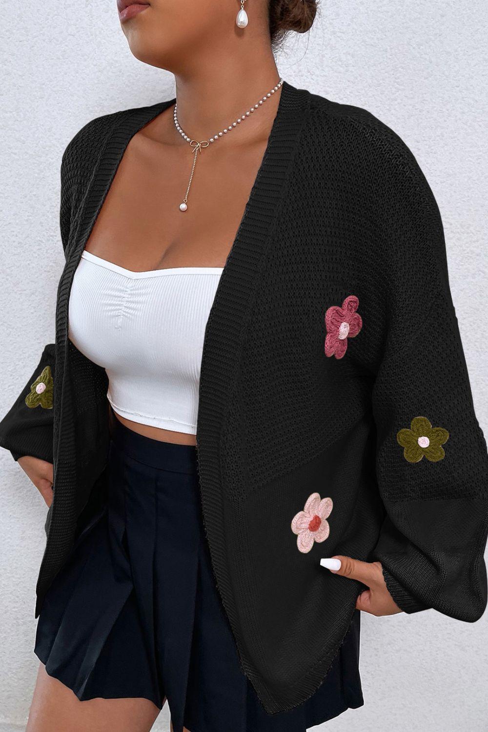 Cárdigan abierto con hombros caídos y apliques florales