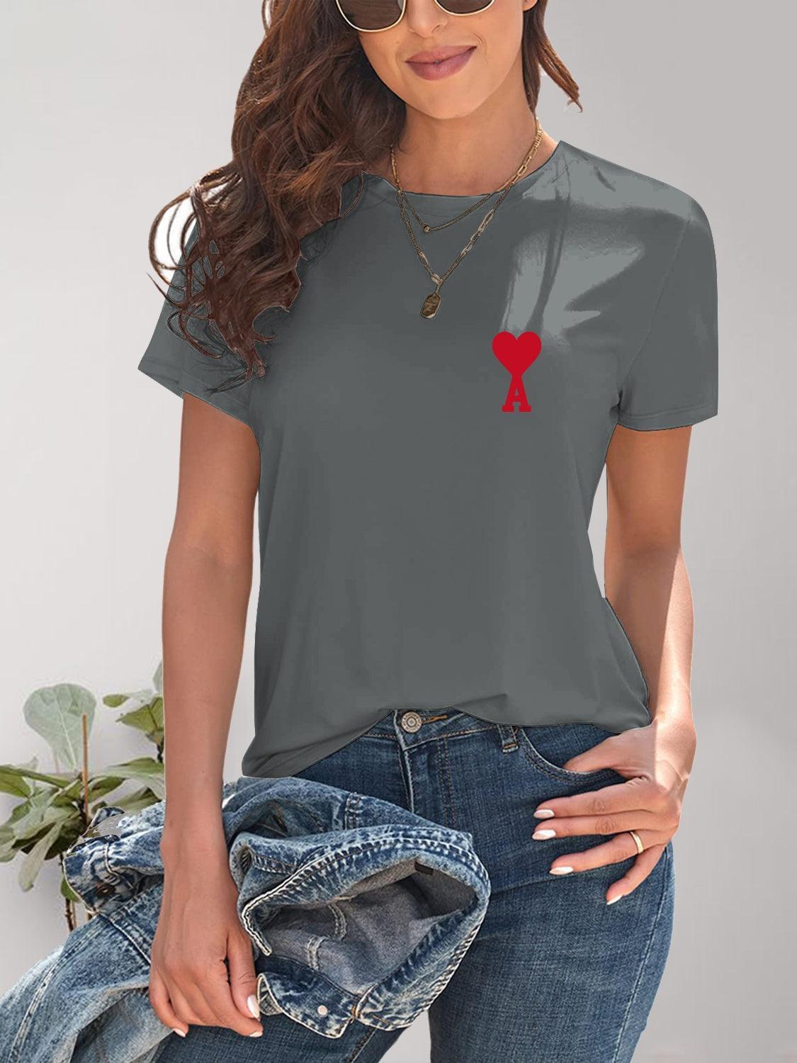 Camiseta de manga corta con cuello redondo y corazón