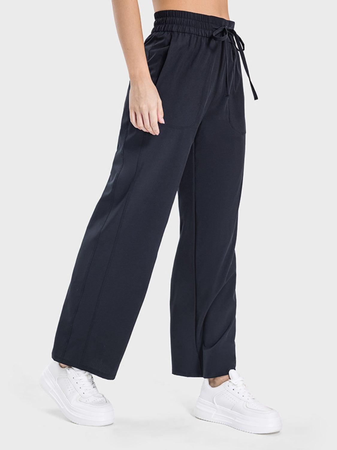 Pantalones deportivos con bolsillos y cordón
