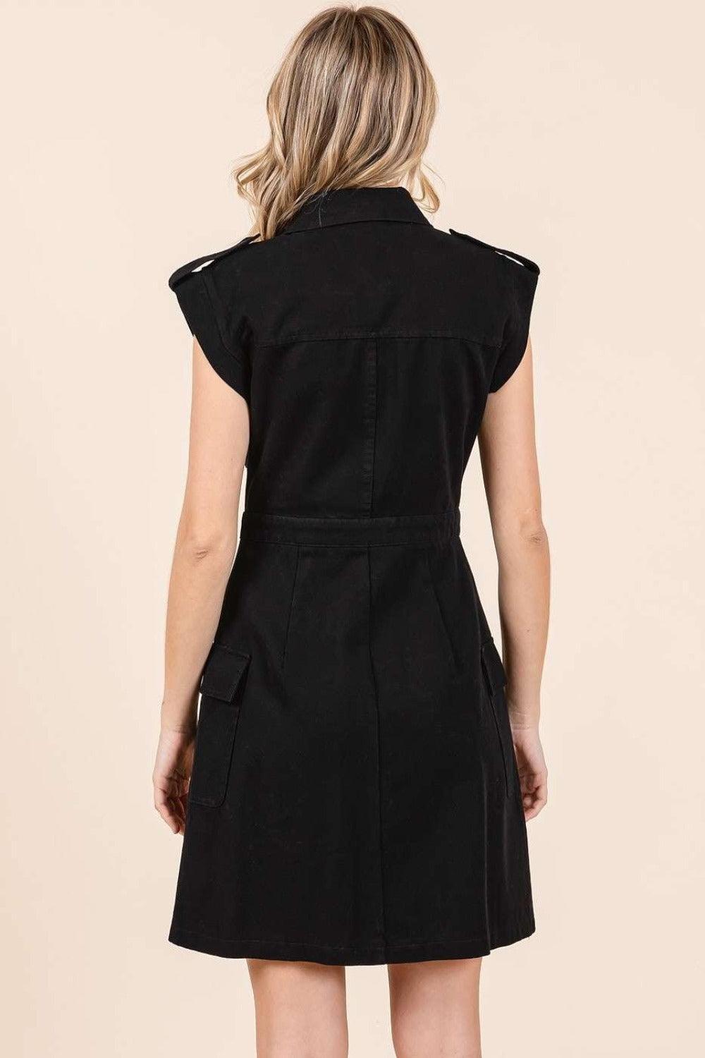 Vestido mini con botones y bolsillos cargo de Mittoshop