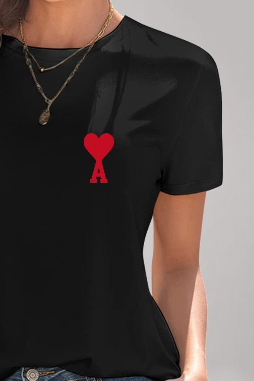 Camiseta de manga corta con cuello redondo y corazón
