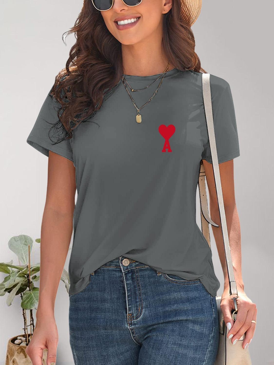 Camiseta de manga corta con cuello redondo y corazón