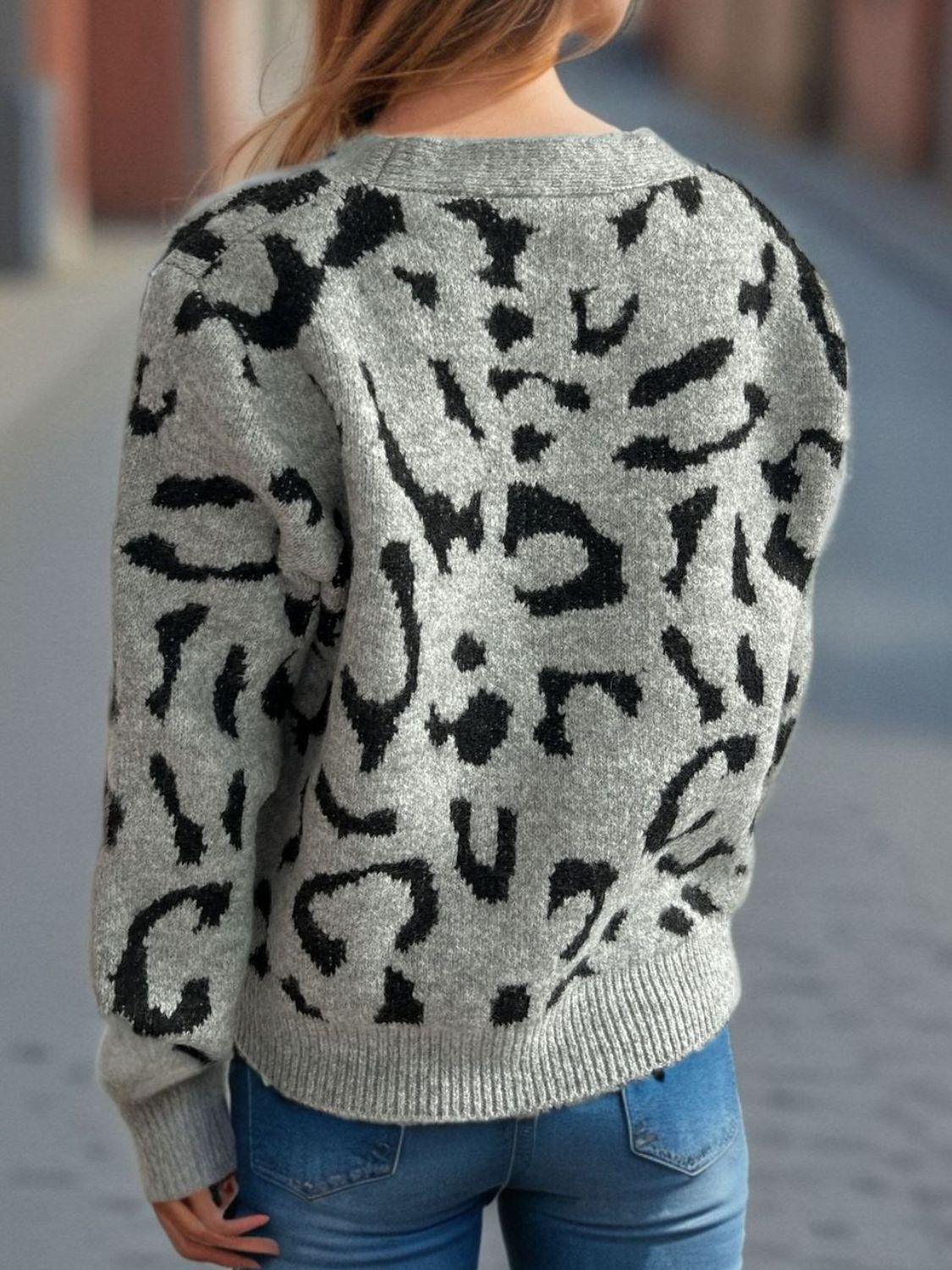 Cárdigan con cuello en V y botones de leopardo