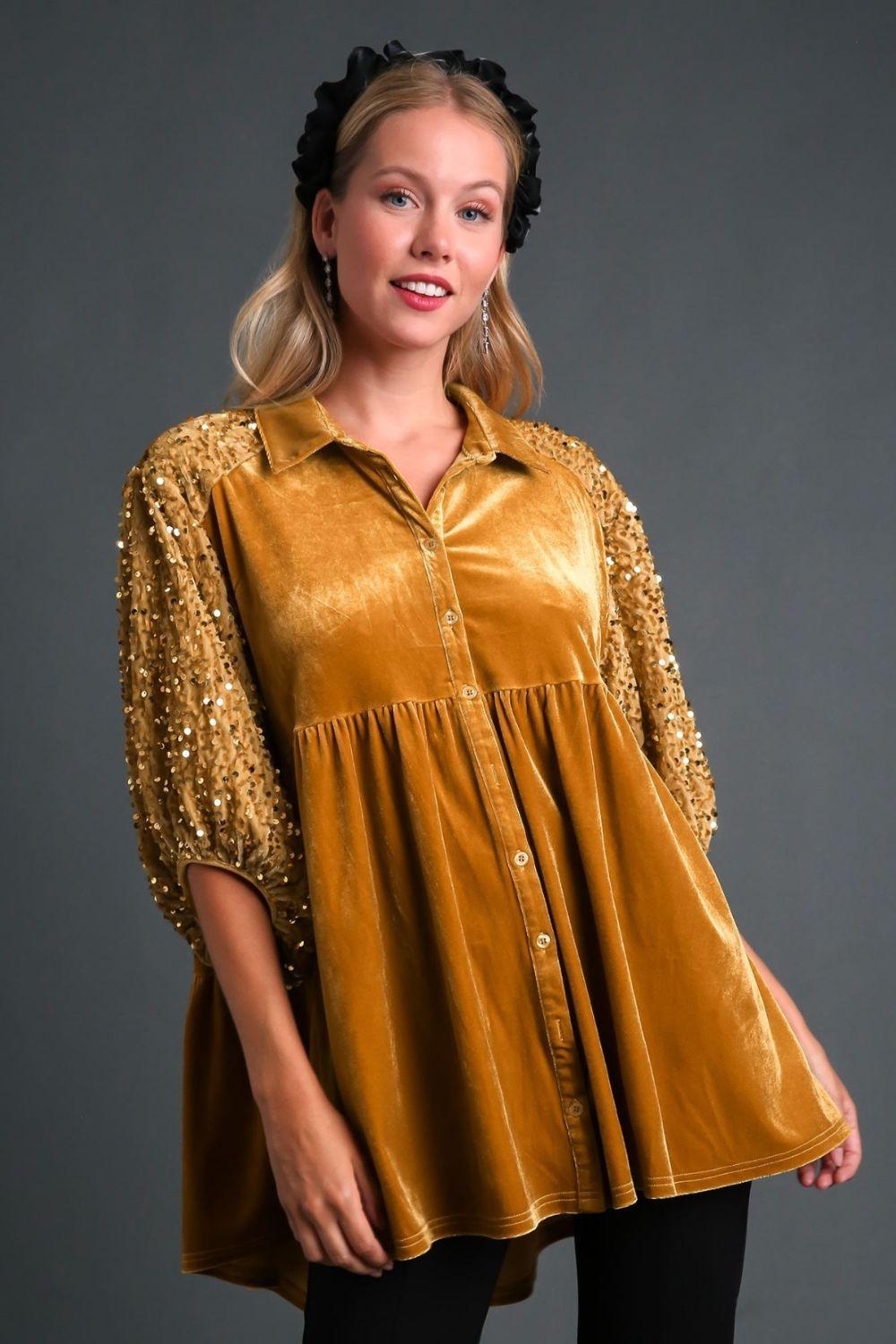 Camisa de media manga con espalda escalonada y detalle de lentejuelas de Umgee