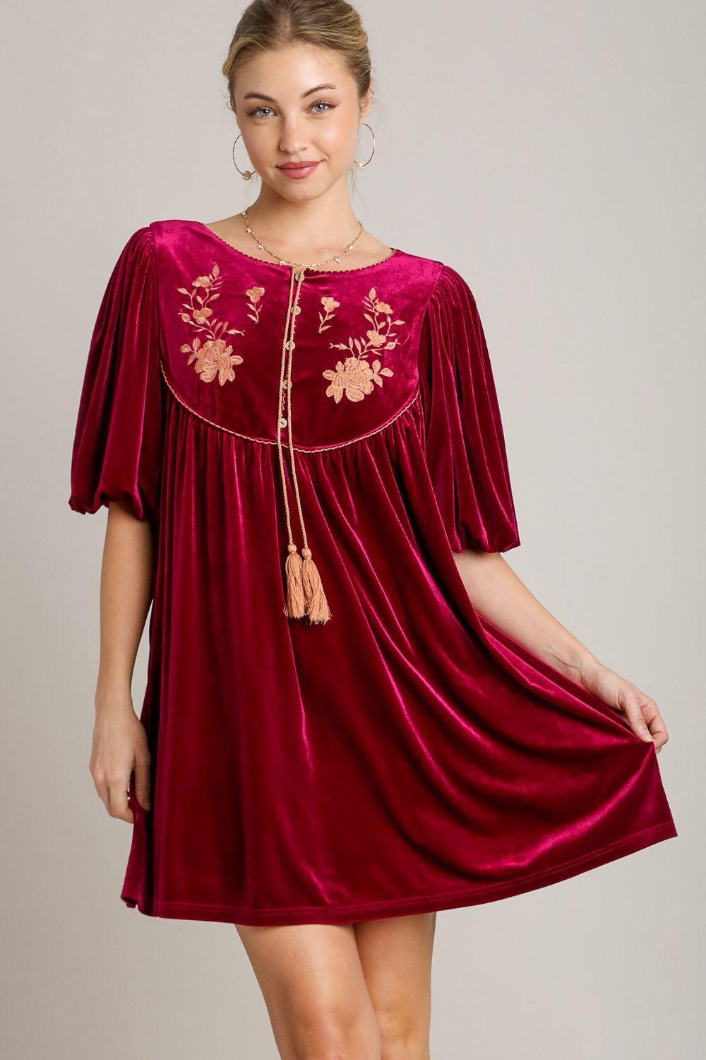 Vestido corto de terciopelo con media manga y borlas bordadas de Umgee