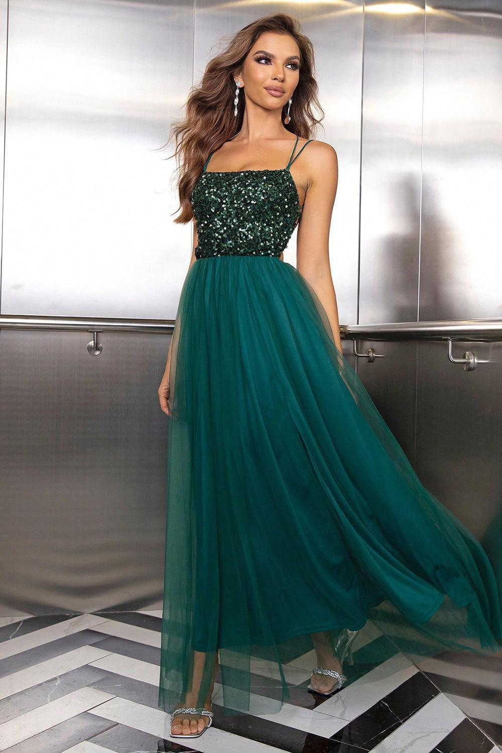 Vestido de malla con espalda descubierta y cordones