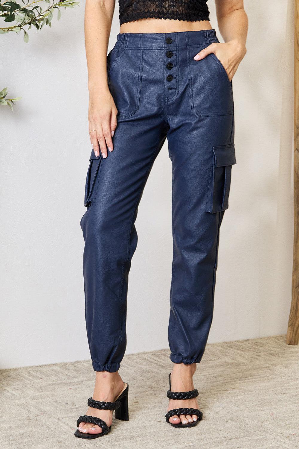 Pantalones de jogging cargo de piel sintética con cintura alta de Kancan