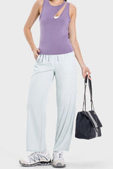 Pantalones deportivos con bolsillos y cordón