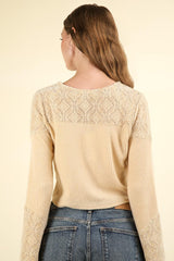 Blusa corta de punto acanalado con botones, detalle de encaje y escote en V de VERY J