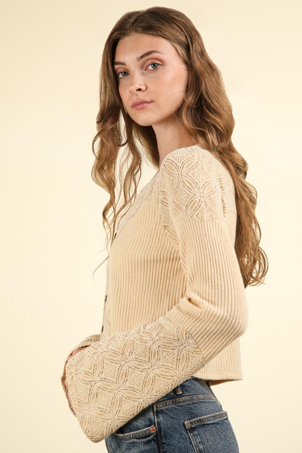 Blusa corta de punto acanalado con botones, detalle de encaje y escote en V de VERY J