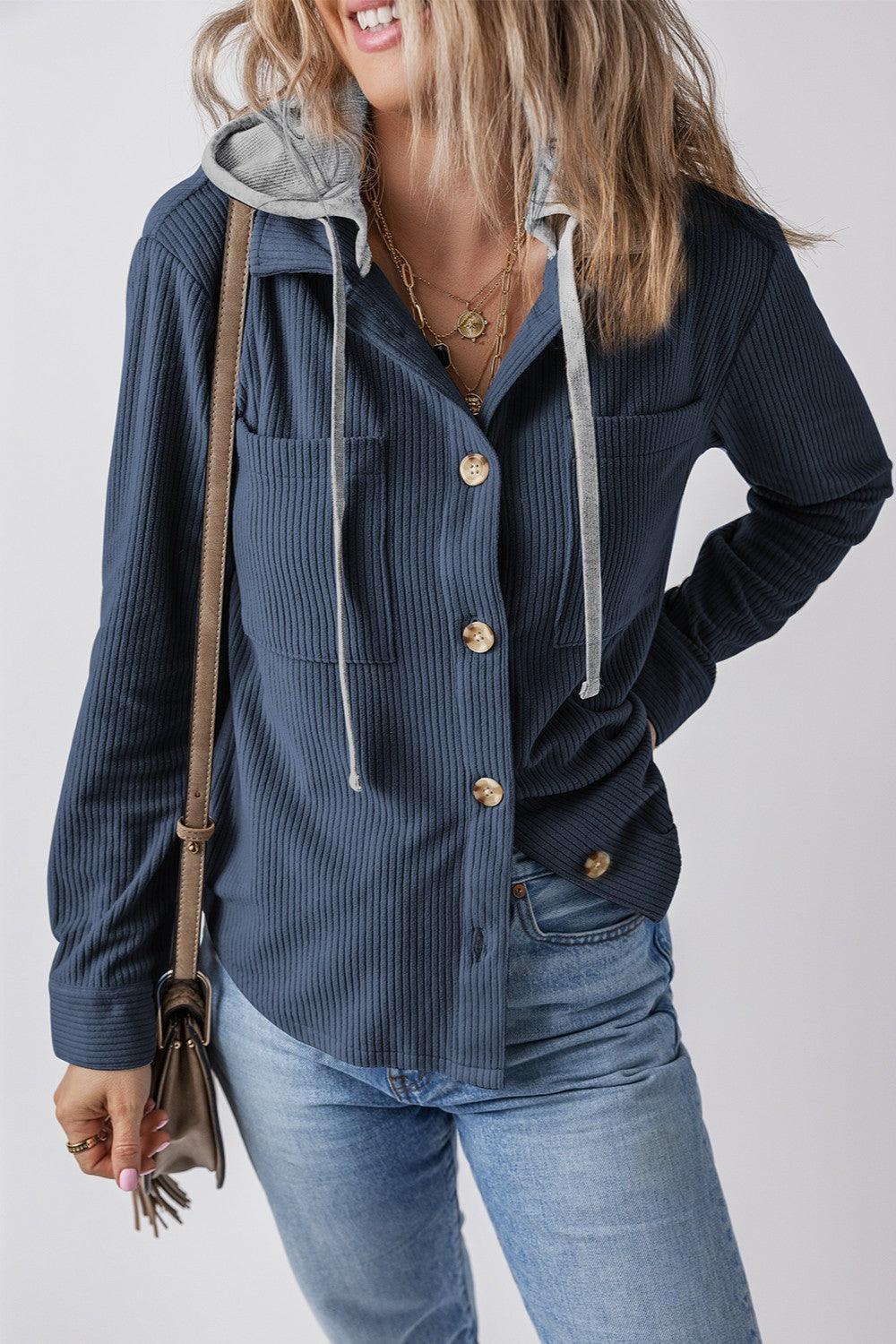 Chaqueta con capucha y manga larga con botones y cordón