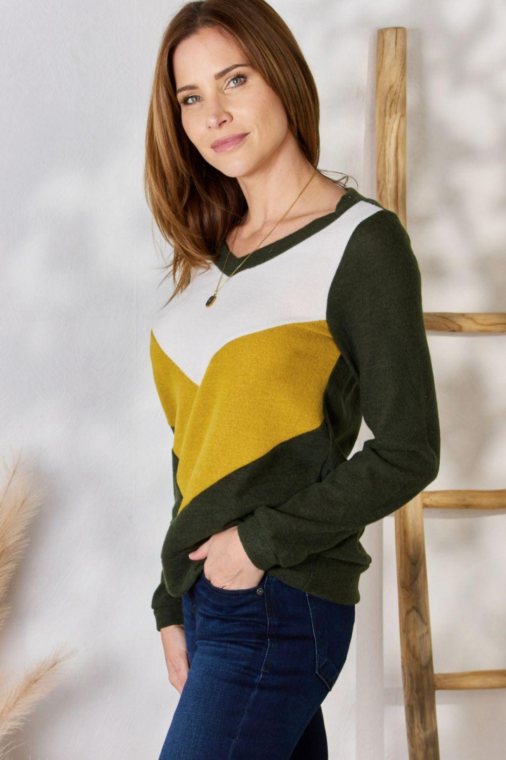 Blusa con escote en V y bloques de color en talla grande de Hailey &amp; Co.