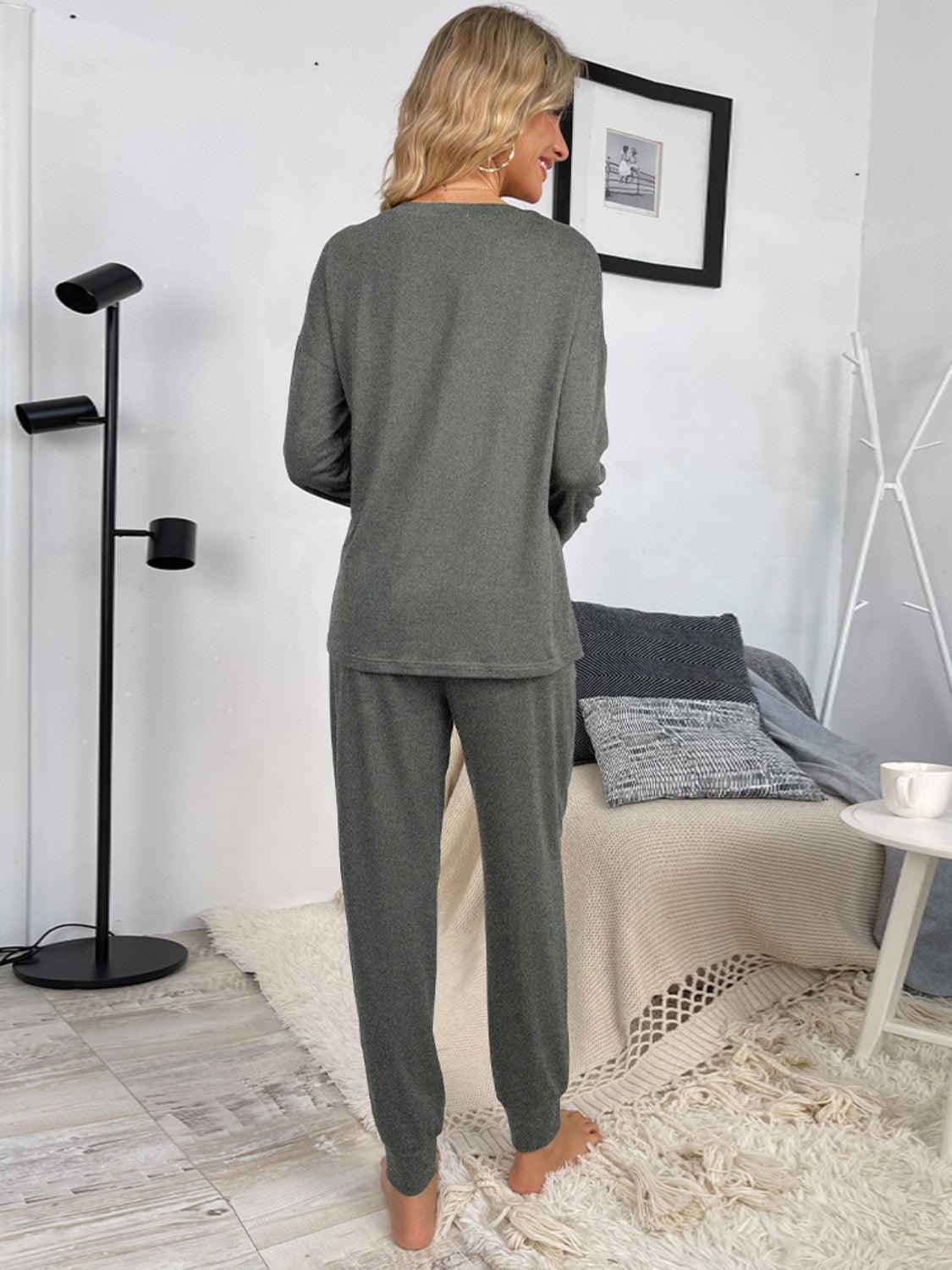 Conjunto de estar por casa con top de cuello redondo y pantalón con cordón
