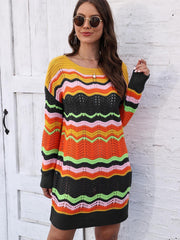 Vestido tipo suéter con cuello redondo y diseño calado