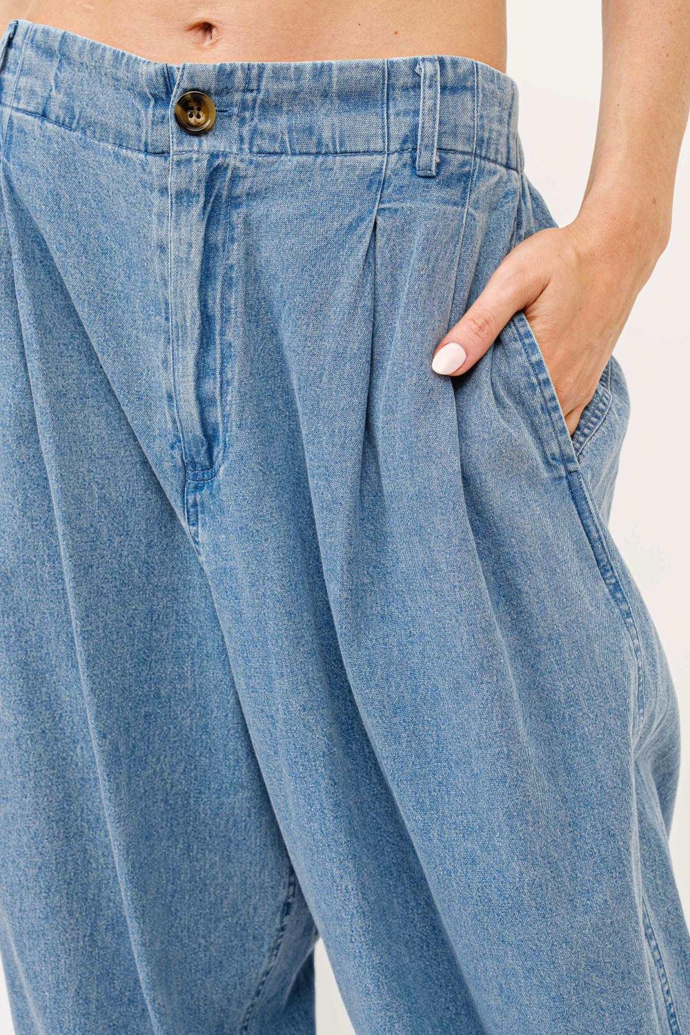 ¿Y por qué los jeans holgados con pliegues en la espalda elástica?