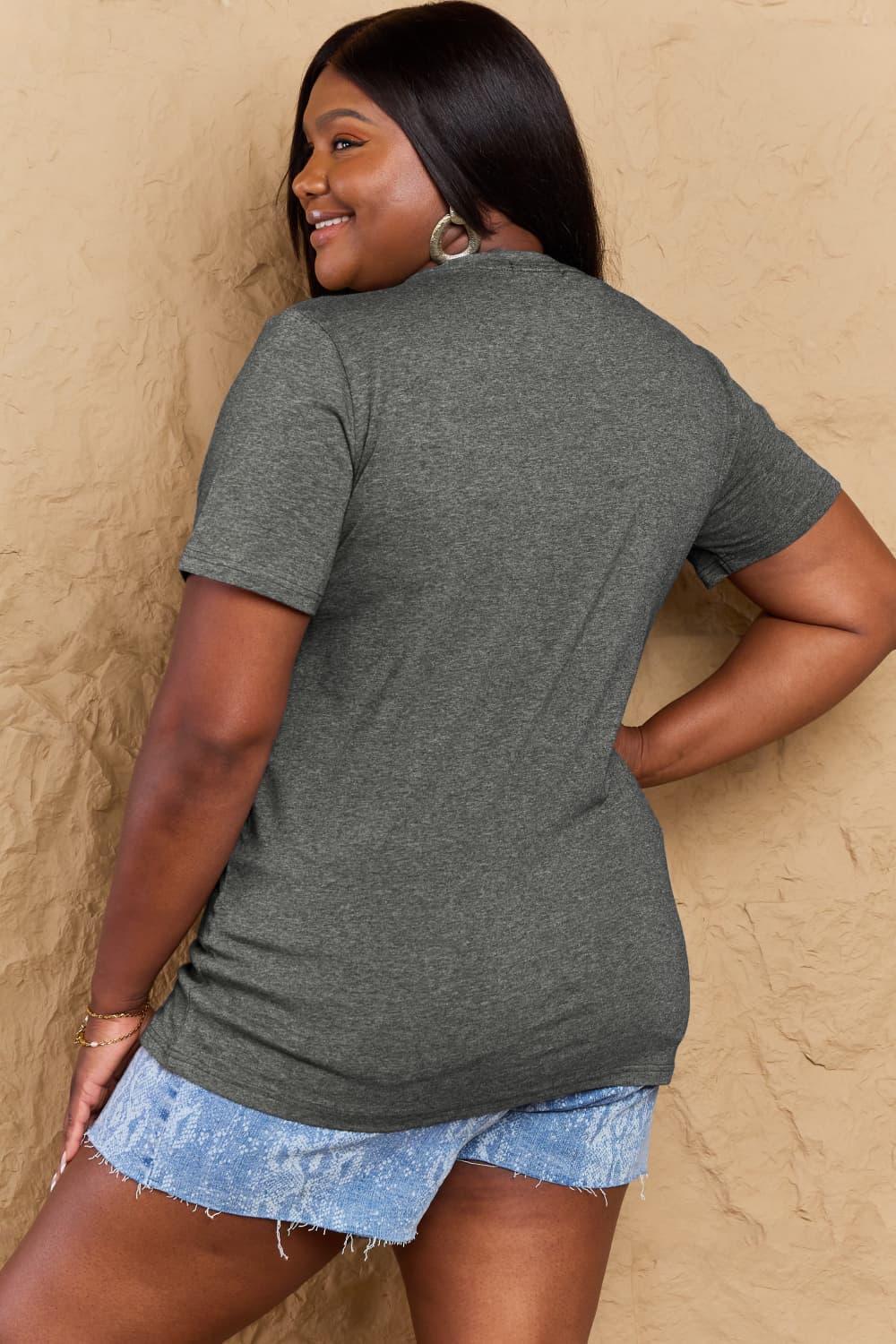 Camiseta de algodón con gráfico de tamaño completo de Simply Love BOO SQUAD