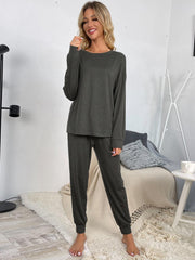 Conjunto de estar por casa con top de cuello redondo y pantalón con cordón