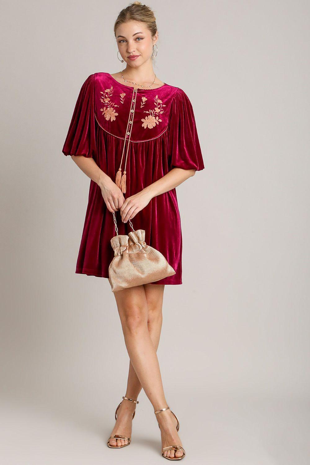 Vestido corto de terciopelo con media manga y borlas bordadas de Umgee