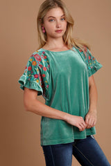 Blusa de manga corta con bordado de terciopelo Umgee